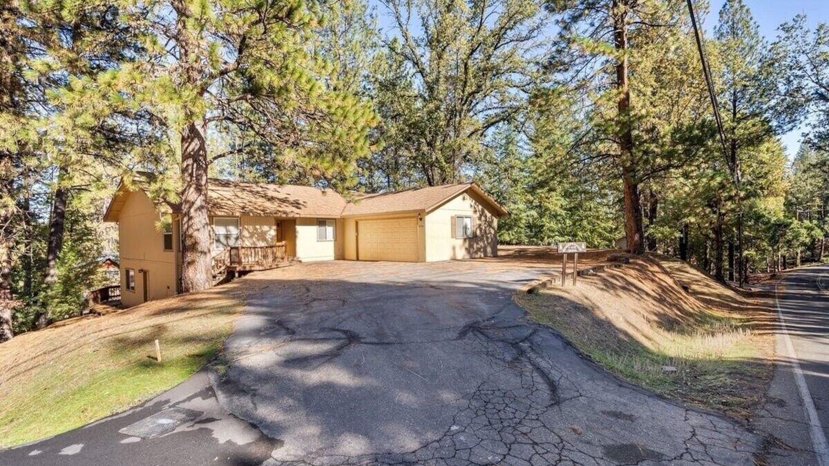 Groveland House | Family Getaway! Walking distance to the lake and close to Yosemite!