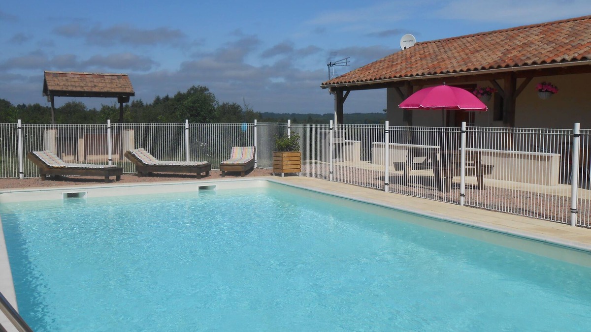 Abjat-sur-Bandiat Apartment | Family gîte Gerbera in the Dordogne, with swimming pool & magnificent view