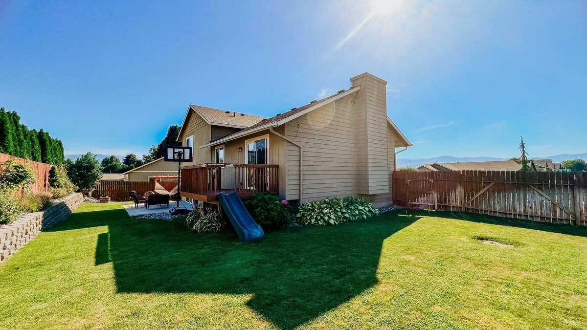 East Wenatchee House | Family & Group friendly home w/large hammock & game room near Leavenworth!