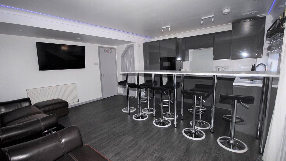 Peacehaven House | Family Holiday Home With Hot Tub Sleeps 8