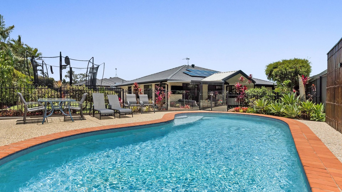 Currimundi House | Family holiday home, pool, private, fast wifi, 5min to beach, relaxing stay!