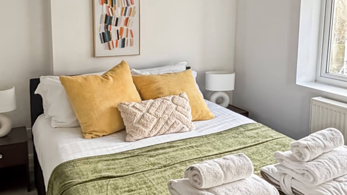 Woodingdean House | Family Holiday Home With Hot Tub & Sauna Sleeps 8