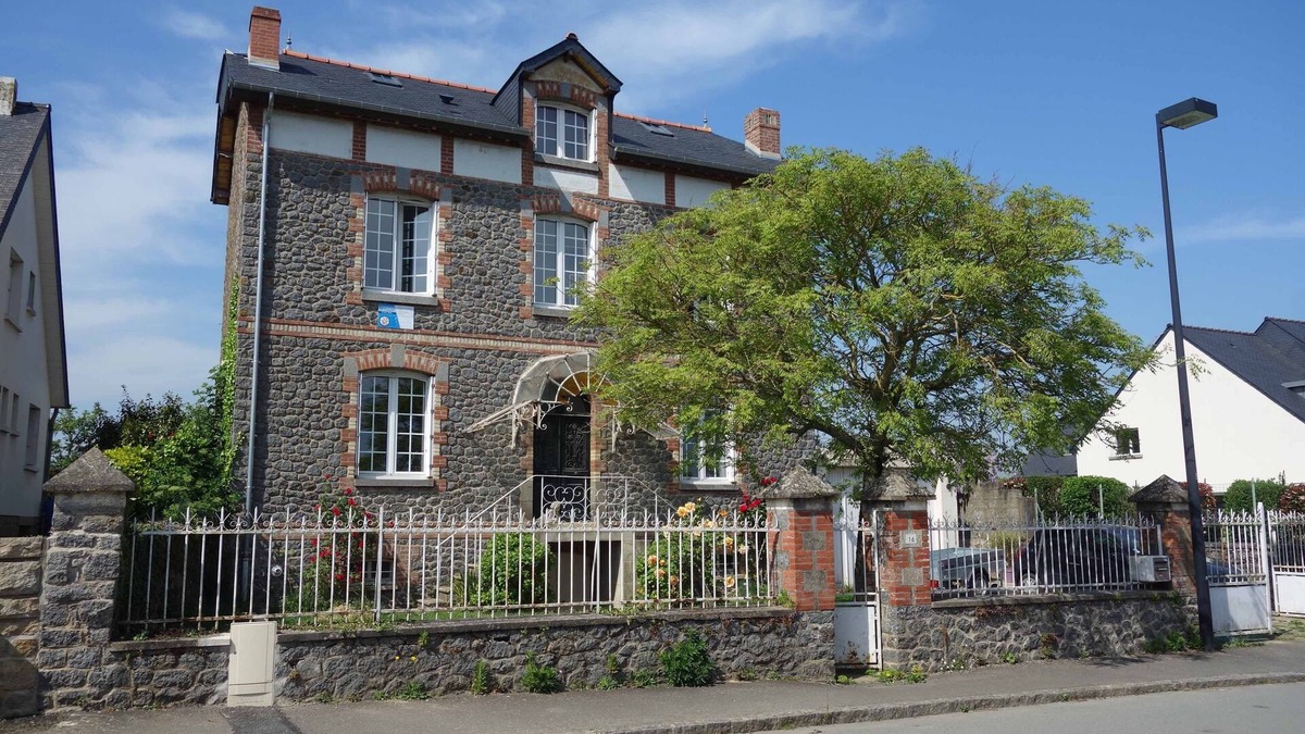 Tinteniac House | Family home/Artist. Halfway between town and sea. Quietly. Ideal for families