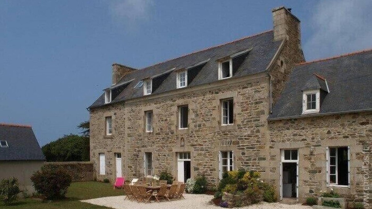 Plougrescant House | Family home close to the sea and amenities, sleeps 7 or 13