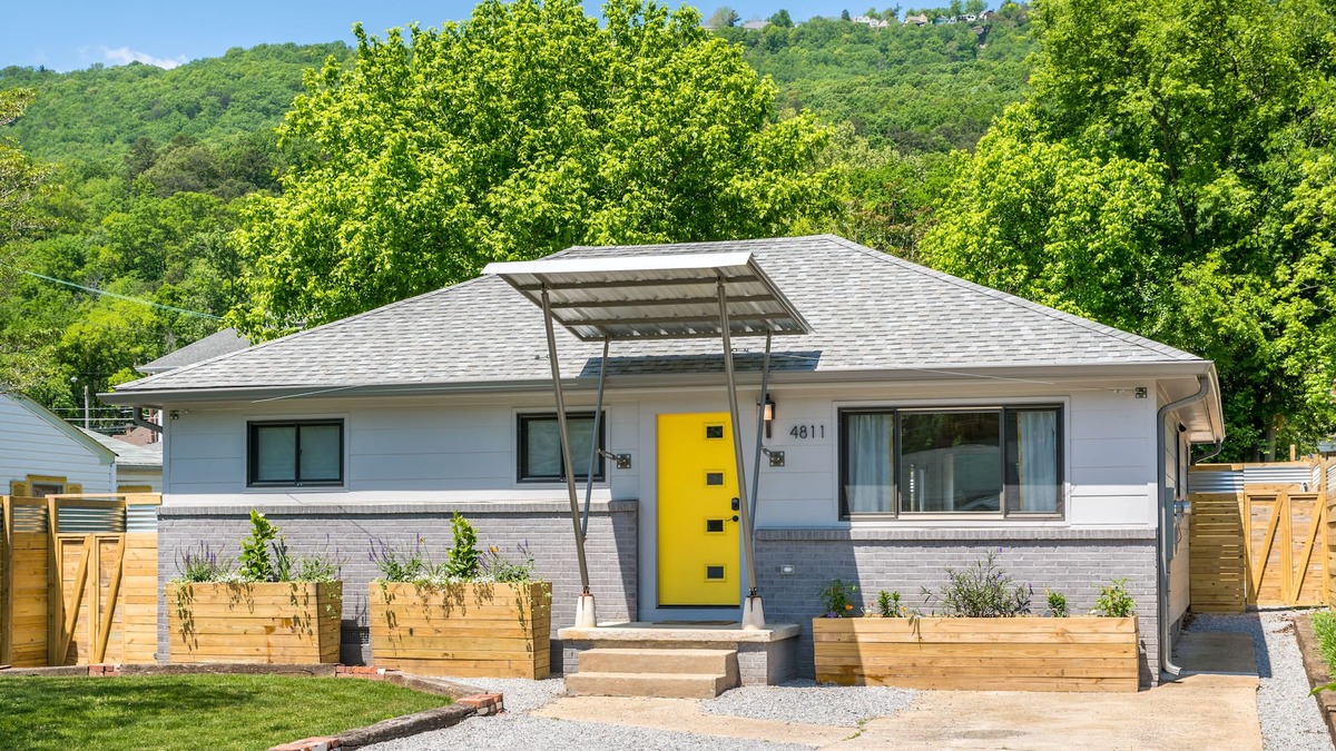 St. Elmo Improvement League House | Family Home in CHATTANOOGA! 3 miles to ROCK CITY! Private BACKYARD + BIKE PATH
