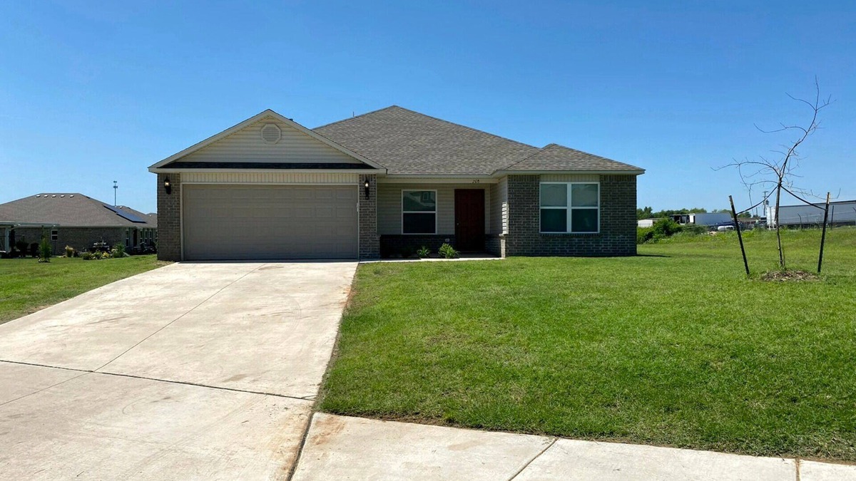 Newcastle House | Family Home in Small Country Town 15 min from OKC