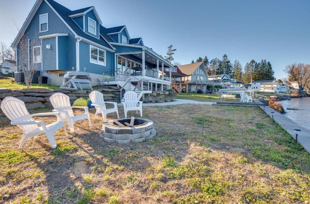 Carbondale House | Family Home on Lake Newton with Deck and Fire Pit