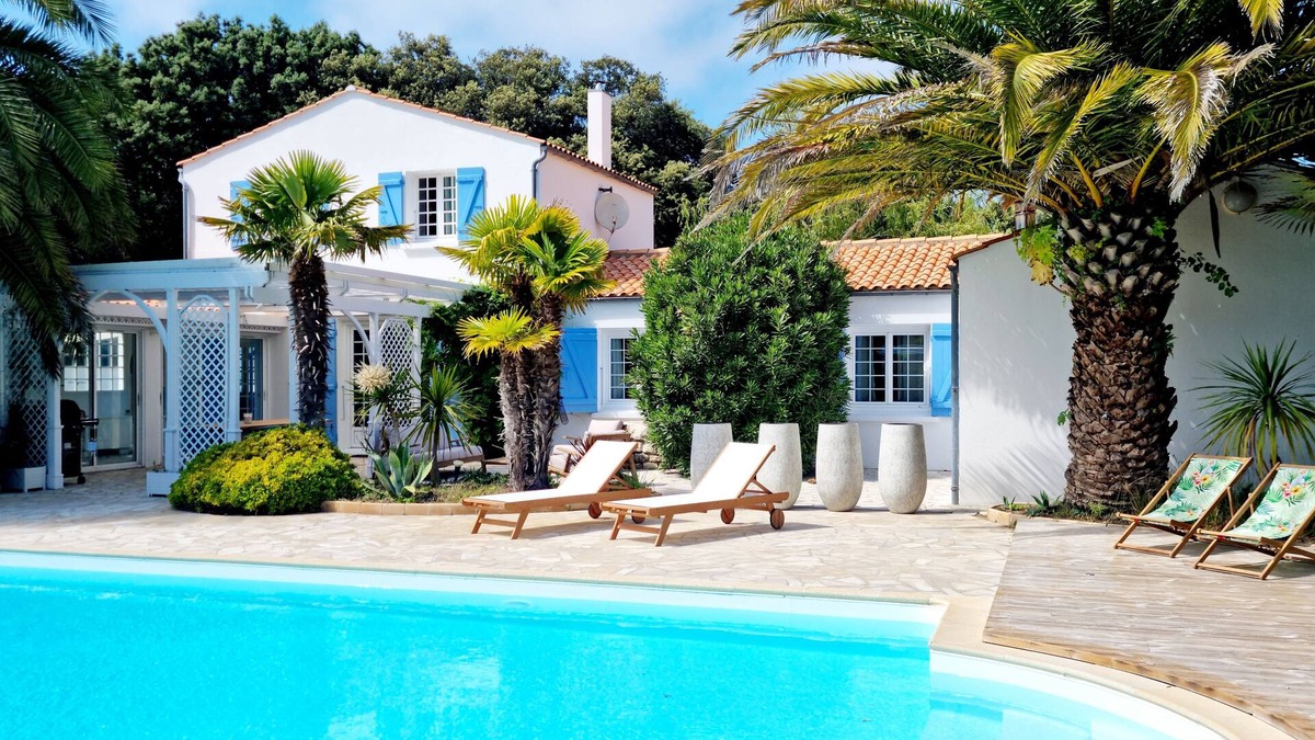 Dolus-d'Oleron House | Family home sleeps 10, Swimming pool, Jacuzzi, Petanque, Gym.