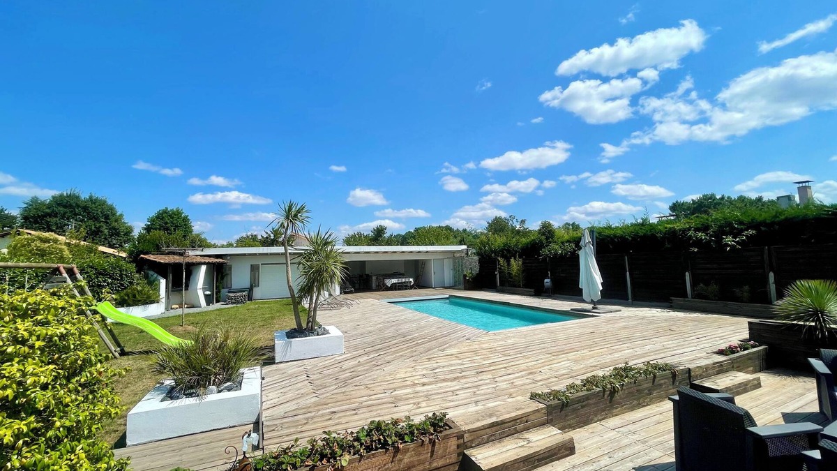 Eysines House | Family home - Sleeps 10 - Heated pool - Air conditioning