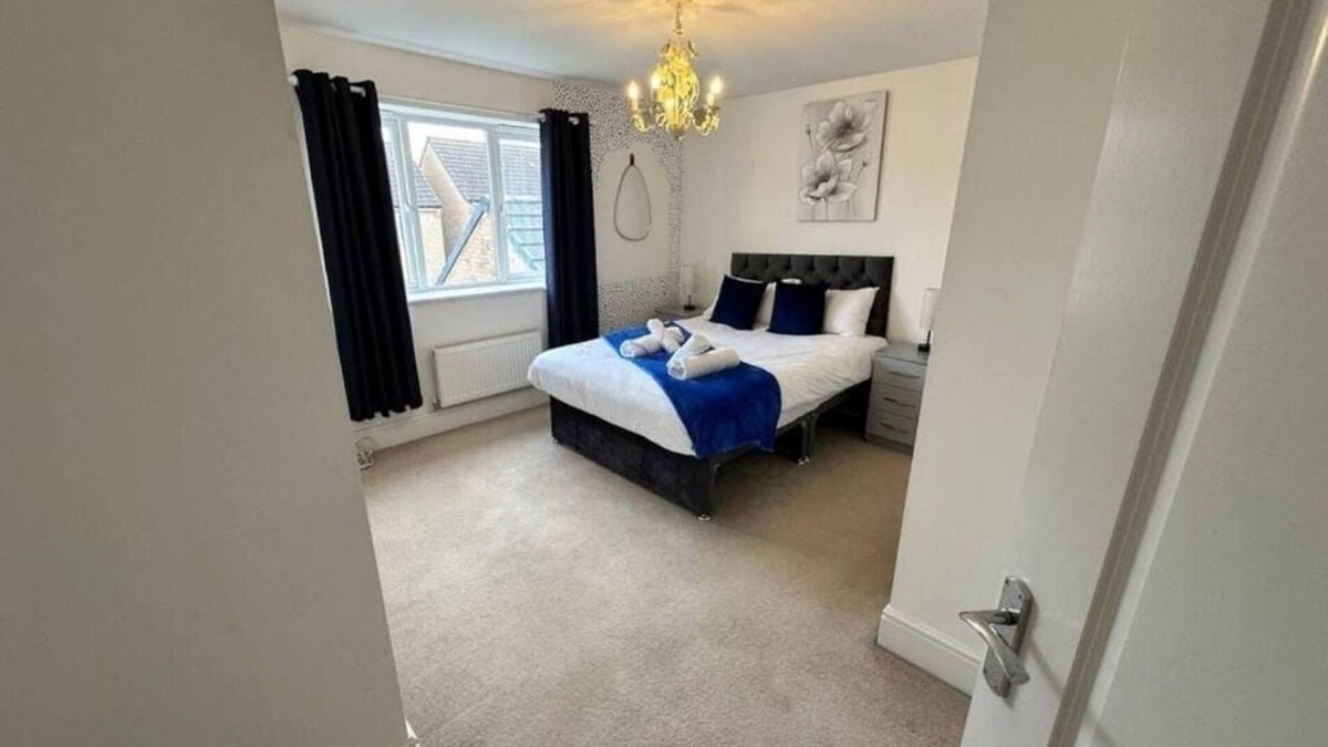 Peterborough House | Family Home w/Hot Tub & Garden