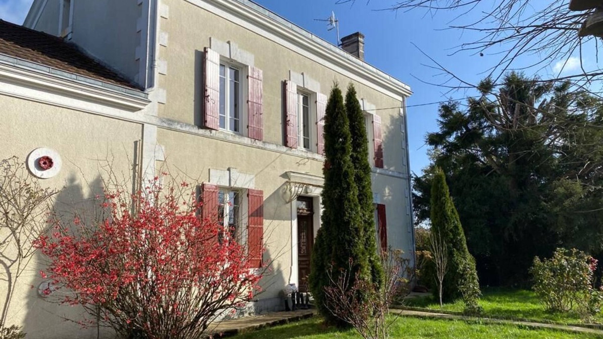 Chassaignes House | Family home with swimming pool in wooded grounds