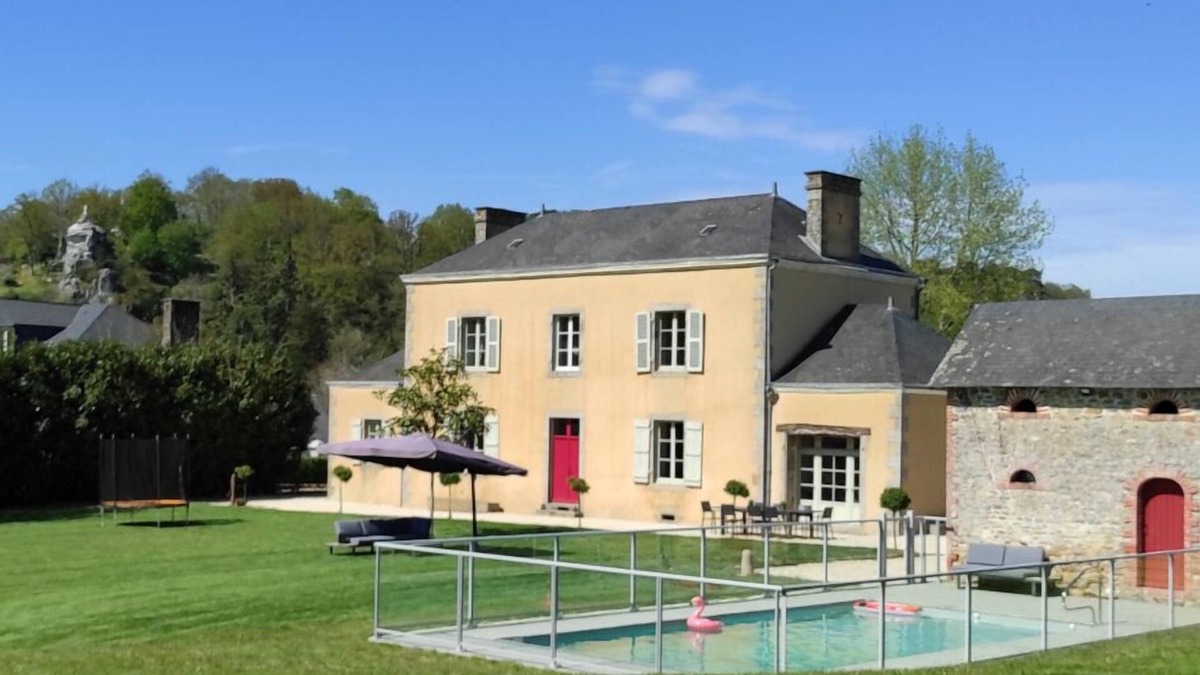 Chailland House | Family house 10 pers/Swimming pool/Services +/All inclusive.