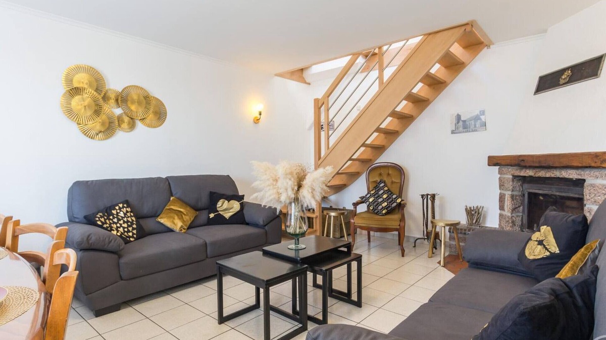 Montmartin-sur-Mer Cottage | Family house with enclosed garden, near beach, pets allowed, parking, WiFi