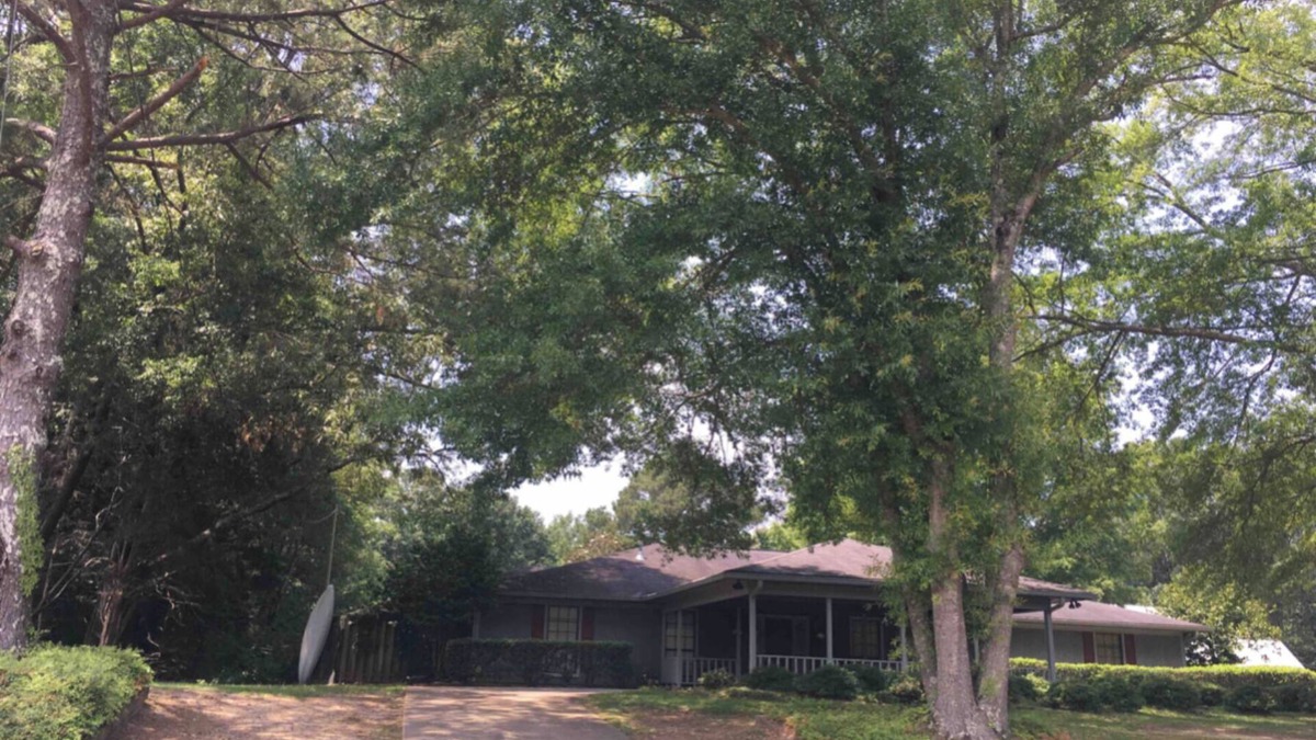Starkville House | Family House spaciously sleeps 12+/5 bedrooms/3.5 baths/near MSU & downtown