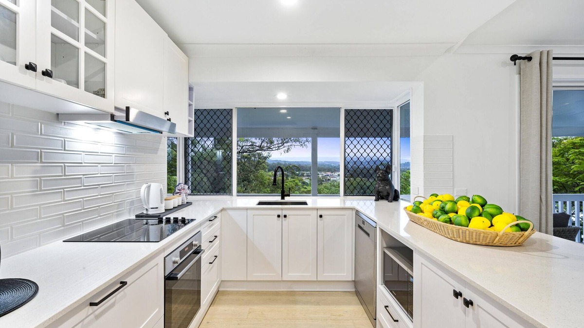 Parkwood House | Family House with Private Pool - Q Stay