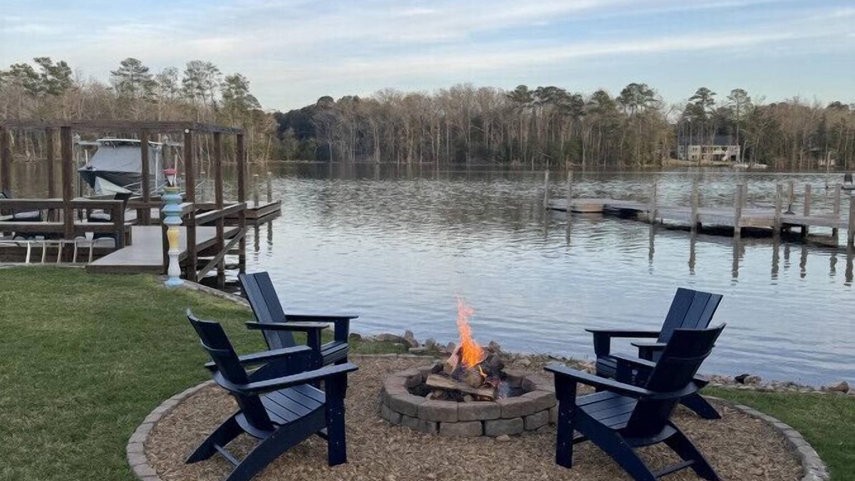 Chapin House | Family lakehouse+ private dock, ask about FB season man cave
