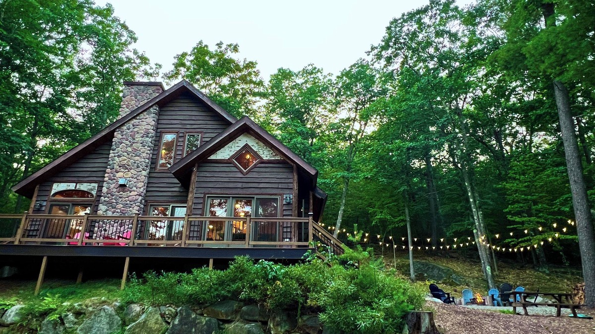 Jay Cabin | Family Lodge with hot tub, AC, minutes to Lake Placid and Hiking, Pet Friendly