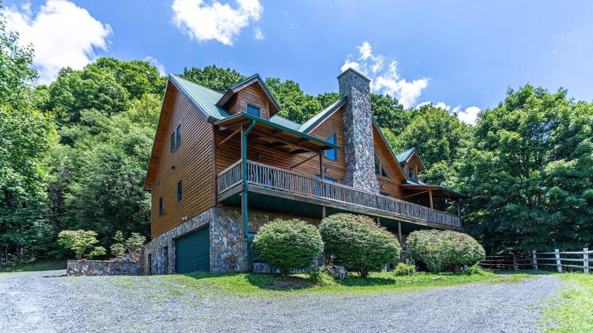 Elk Park Cabin | Family Lodge with Sunset Views