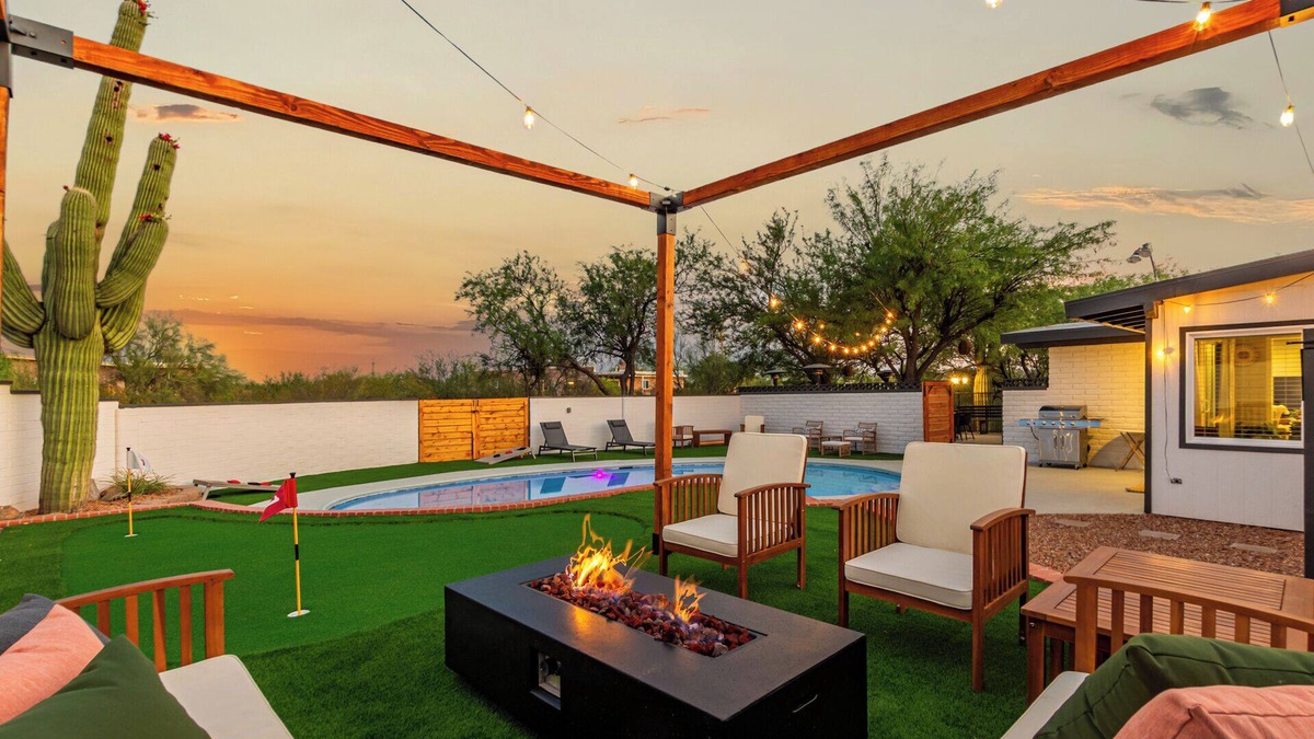 Casas Adobes House | Family luxury centrally located: Pool & Game Room
