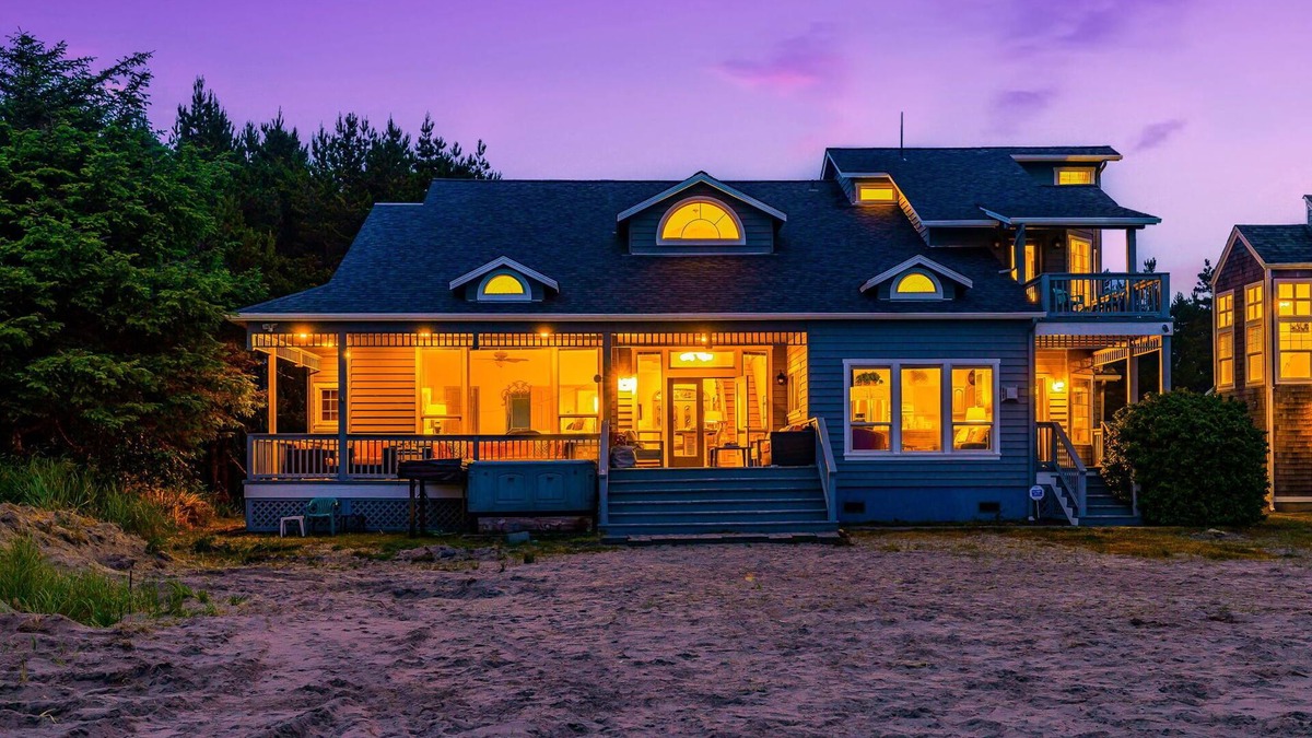 Klipsan Beach House | Family Memories! BeachFront 3min Walk+HotTub-GameRm + FREE NIGHTS