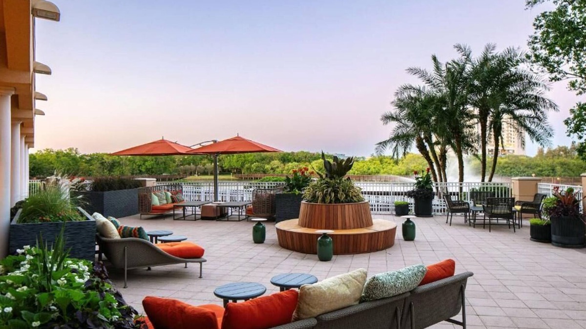 St. Petersburg - Clearwater Hotel | Family Oasis with Infinity Pool & Lake Views | 4 Units w/Pool Access