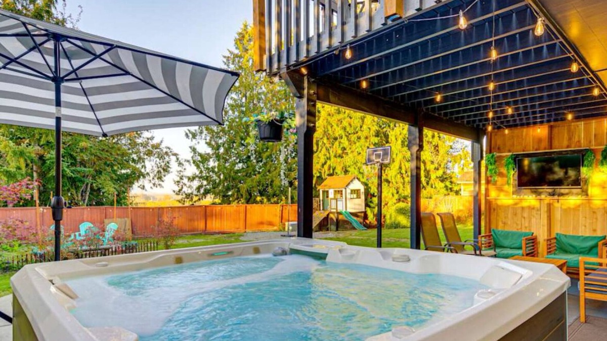 Mount Vernon House | Family Paradise, hot tub, fire pit area, Play House, cozy and spacious