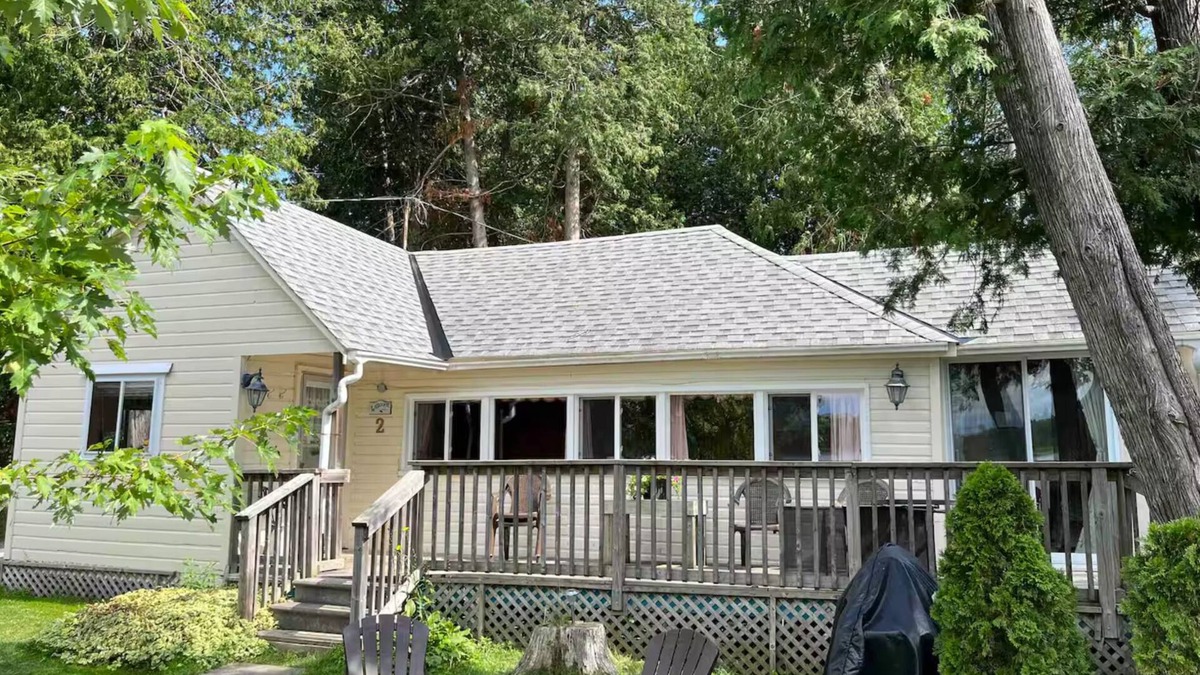 Lakefield Ski Chalet | Family Pet Friendly Lakeside Cottage for 8 with Boat Firepit BBQ and Swimming