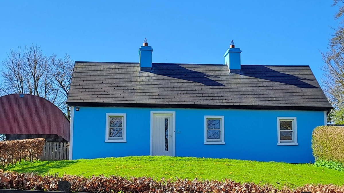 Logboy Cottage | Family & Pet Friendly Restored Cottage in East Mayo with 4* Bord Failte Award
