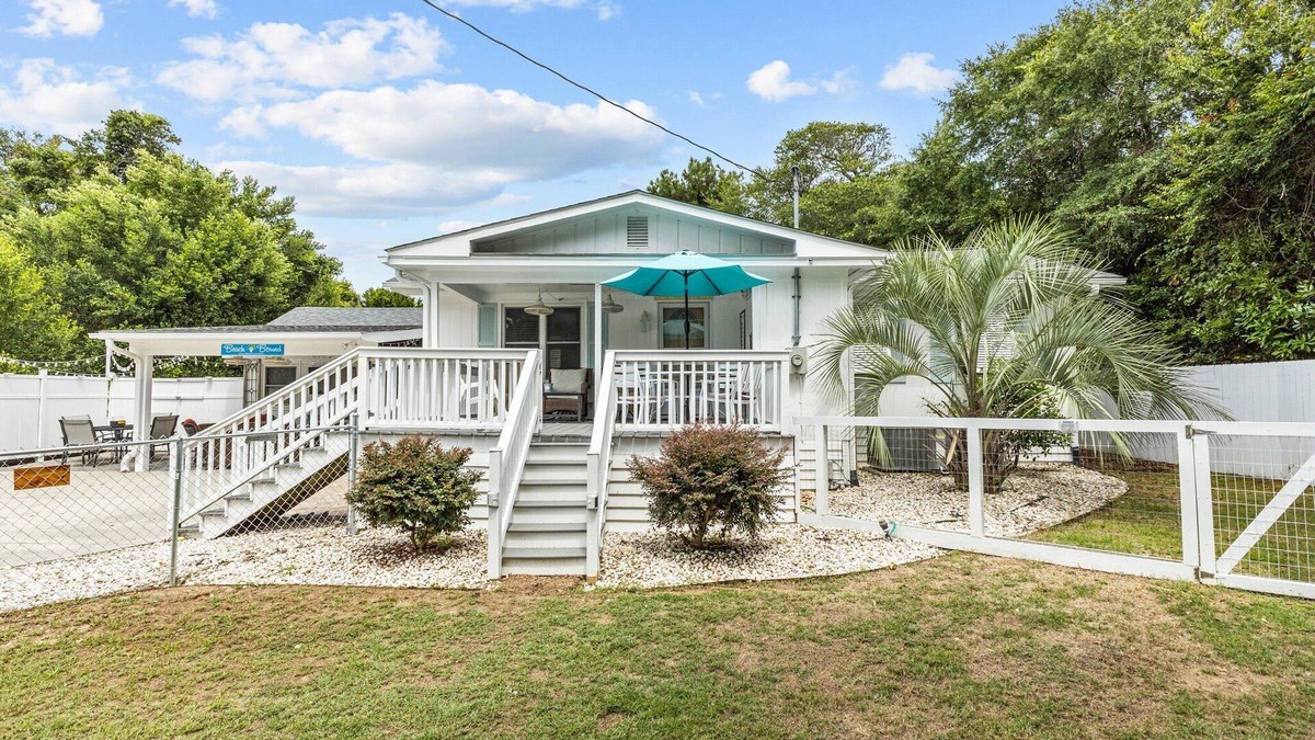 Emerald Isle Cottage | Family & Pet Friendly Retreat
