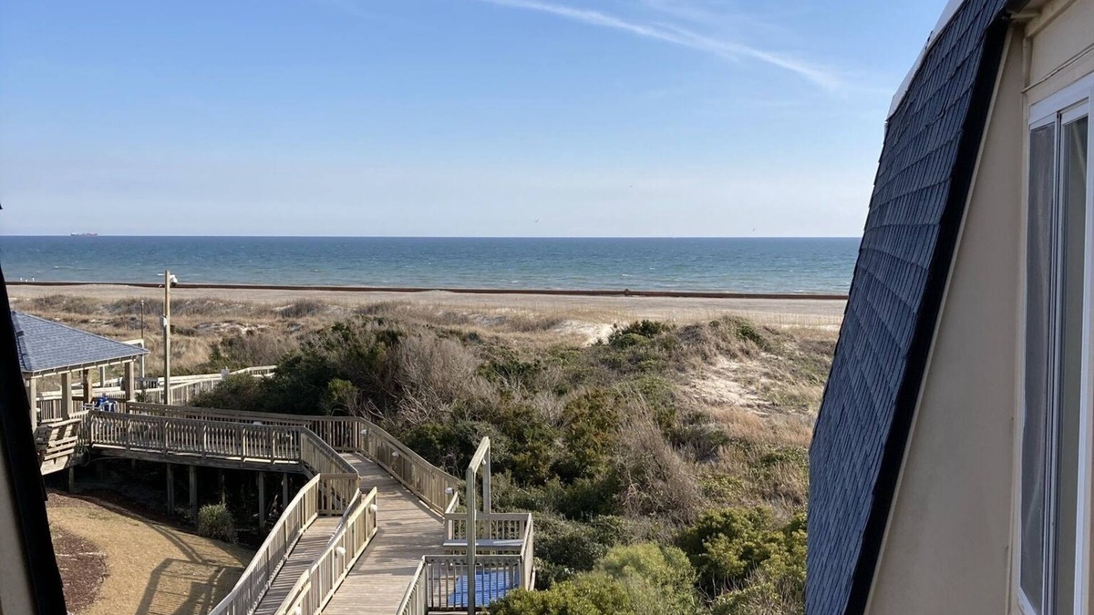 Morehead City Condo | Family resort atmosphere on beautiful Atlantic Beach, North Carolina