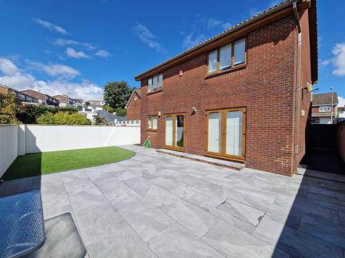 Merthyr Tydfil House | Family Retreat, 6 bedrooms, sleeps 12 Near National Park And Bike Park Wales