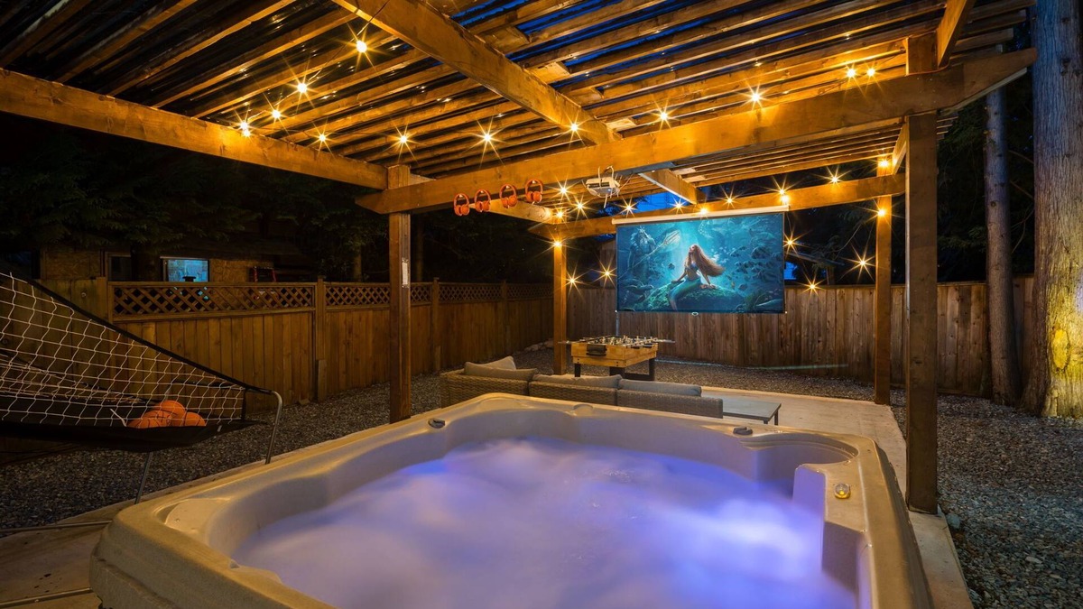 Langley House | Family Retreat | Hot Tub, Fire Pit, Outdoor Theater & Games