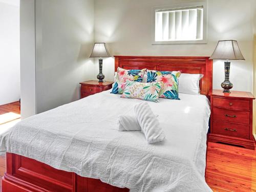 Chatswood House | Family retreat house 3 bdrm with parking Netflix close to train