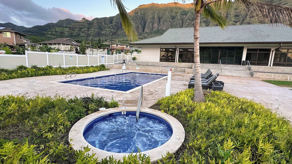 Makaha Valley House | Family Retreat in Mākaha Valley | Sleeps 14 + Beach Gear