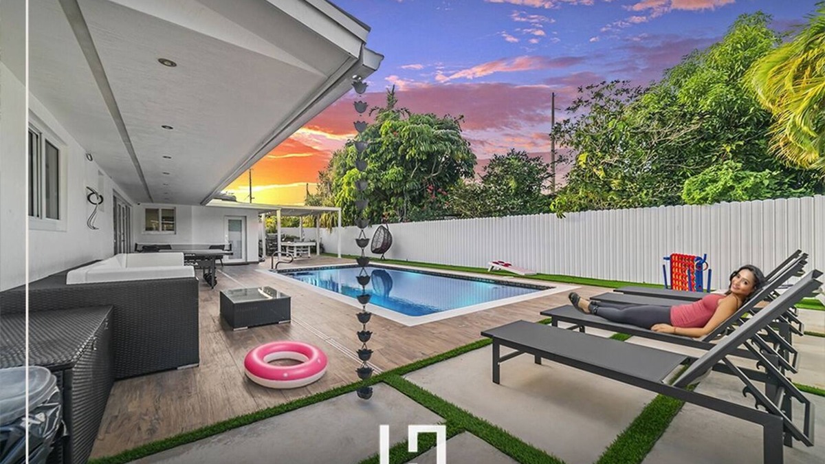 Ludlam House | Family Retreat: Pool, Games & Private Apartment