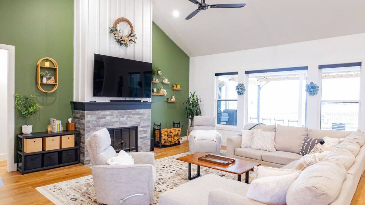 McLennan County House | Family Retreat near Waco 2 LR Spa & Arcade