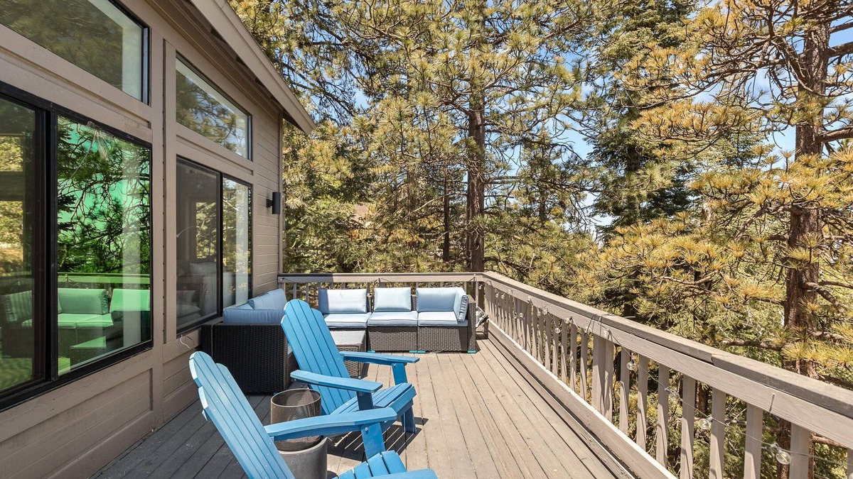 Twin Peaks House | Family Retreat with Pool Table and Movie Room!