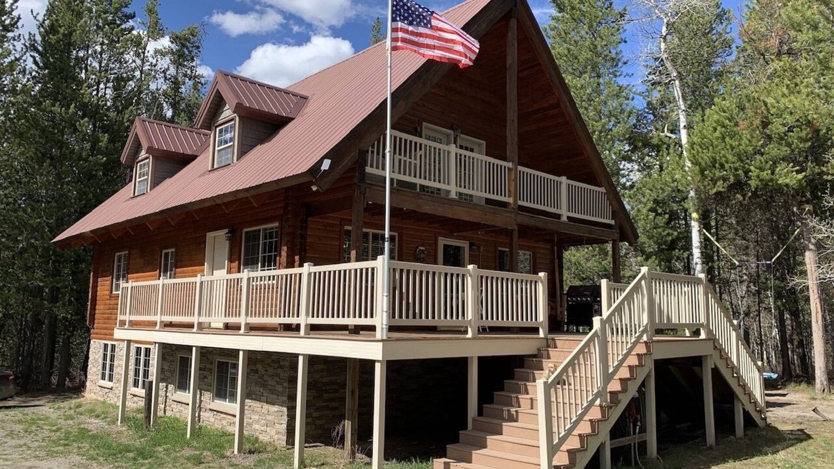 Ashton Cabin | Family Reunion! Fire pit, picnic tables, Hiking, 1 hr to Yellowstone! EV Charger