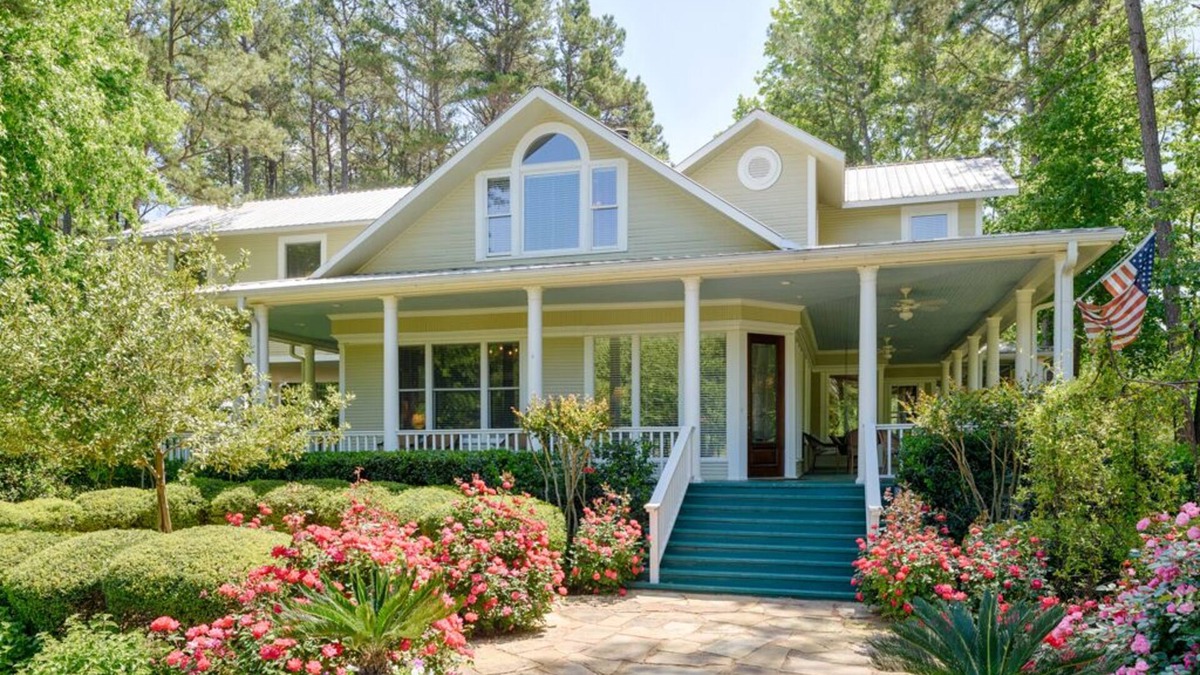 Mount Vernon House | Family Reunion & Group Retreat - 3 Homes on 120 Acres, Pool and Lake, Fishing