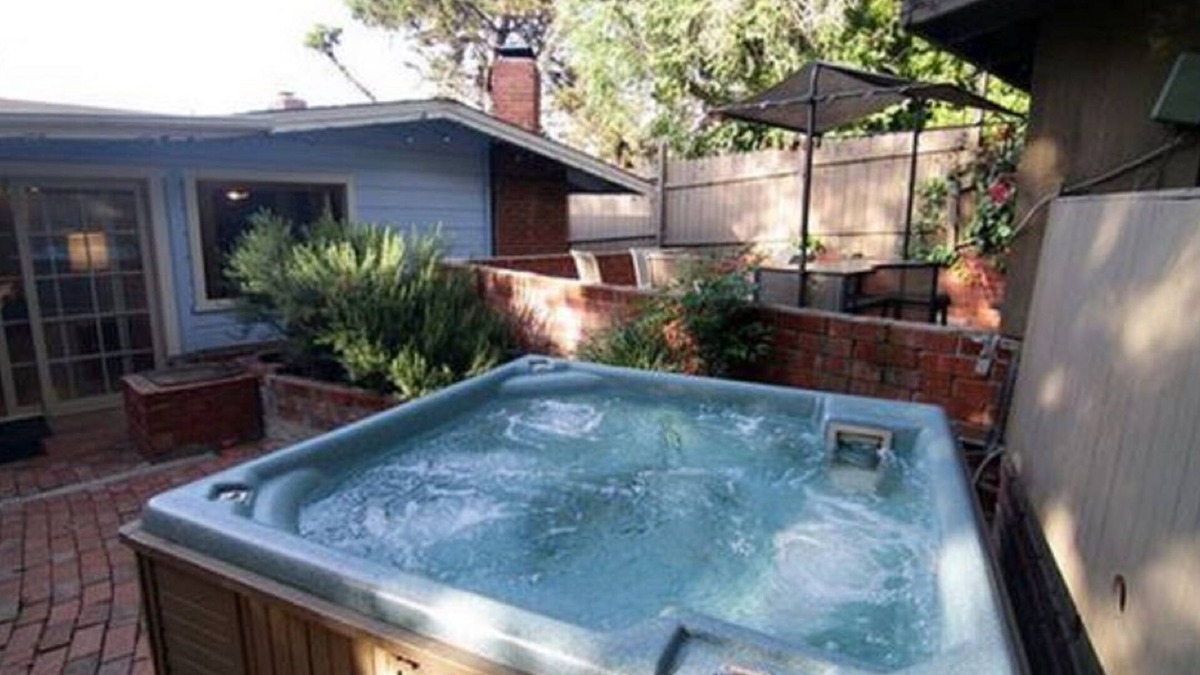Hidden Valley House | Family Reunions Large Groups 2 homes + Studios Sleeps 29 Volleybal Ct 2 Hot tubs