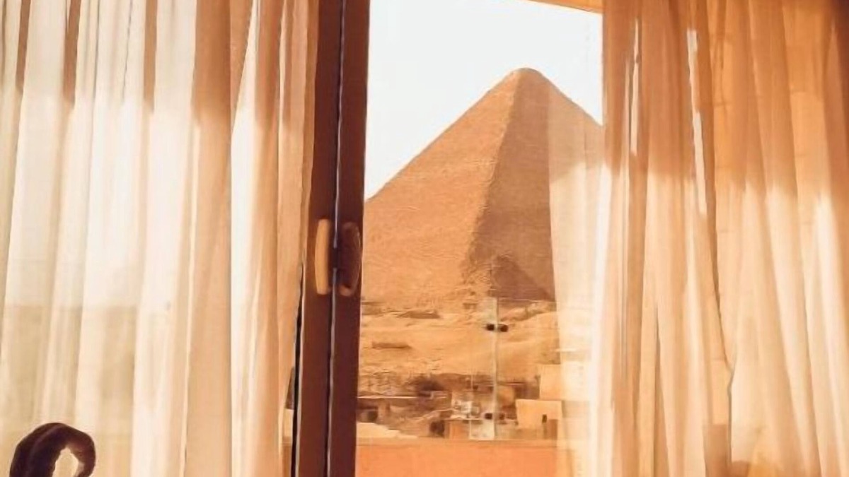 Al Manial Apartment | Family Room Balcony Pyramids And sphinx View