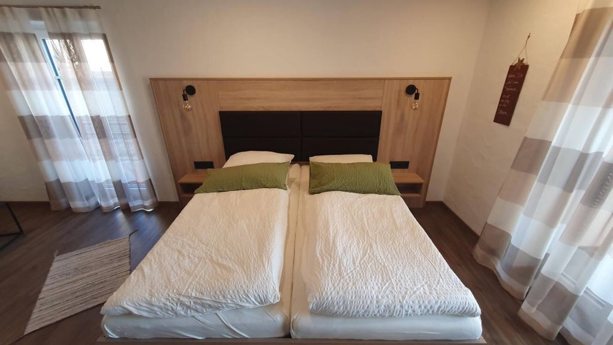 Alken Apartment | Family room "Burgberg" with balcony - accommodation in the Brandgasse