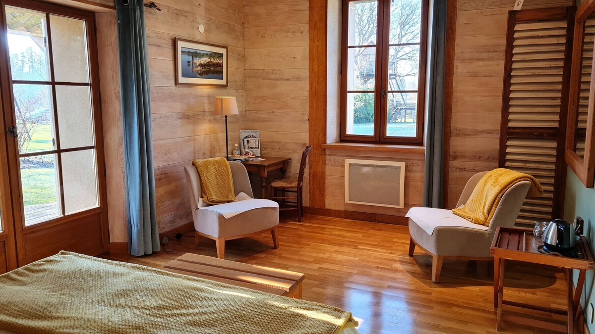 Vitry-aux-Loges Bed & Breakfast | Family Room with Garden & Pool Access in Vitry-aux-Loges