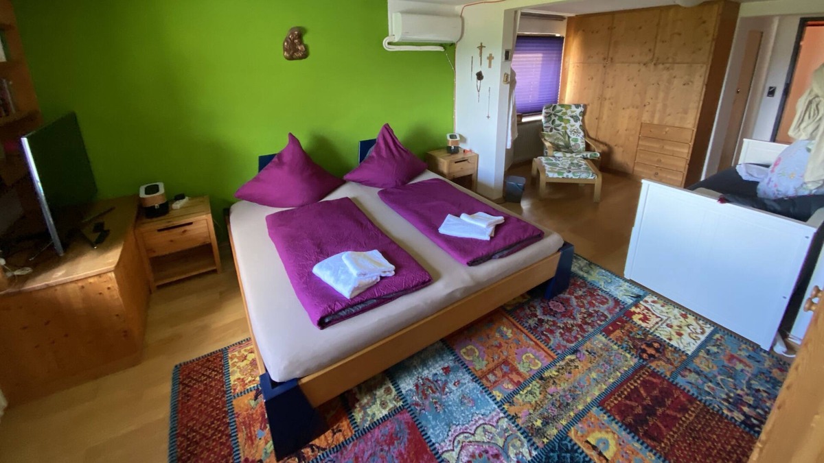 Neusatzeck Apartment | Family room with approx. 22sqm, shared bathroom / shared WC, max. 4 persons