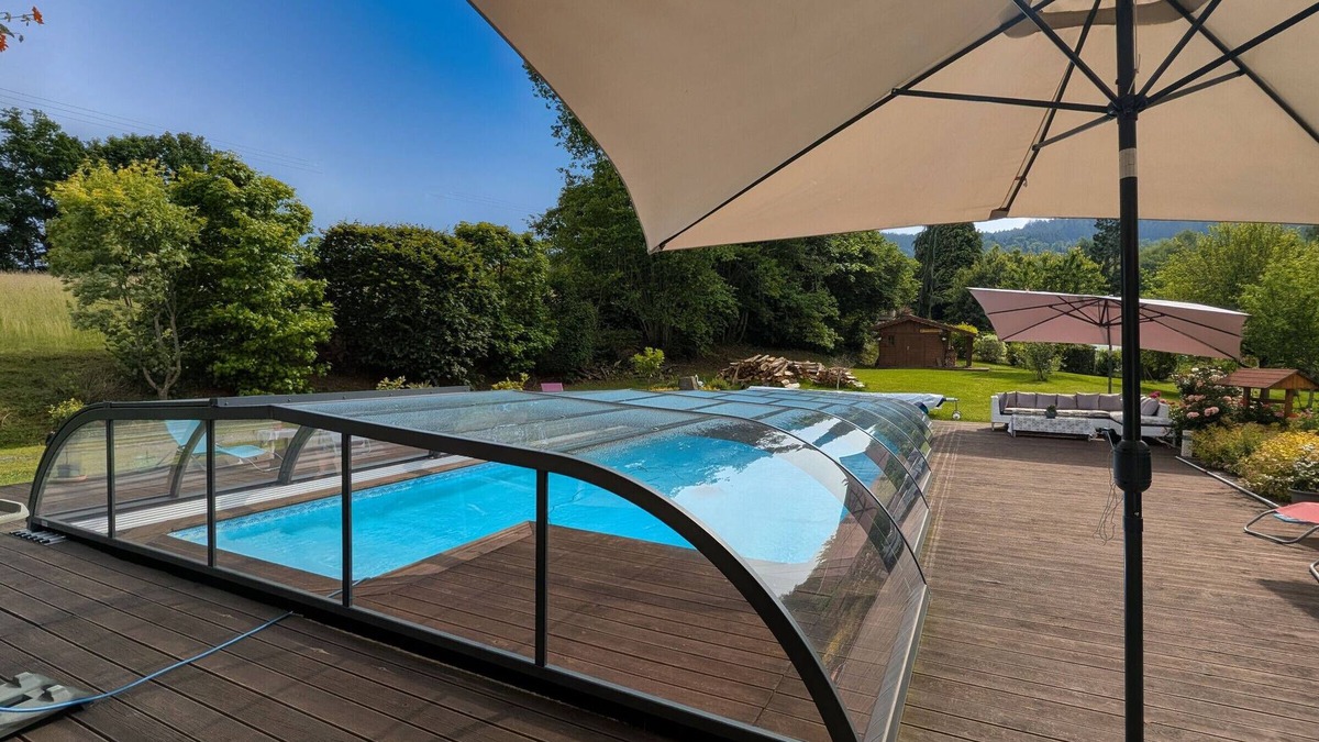 Anould Bed & Breakfast | Family room with pool and SPA in Anould