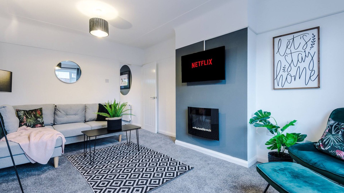 Blacon House | Family sized home 3 miles from Chester Zoo