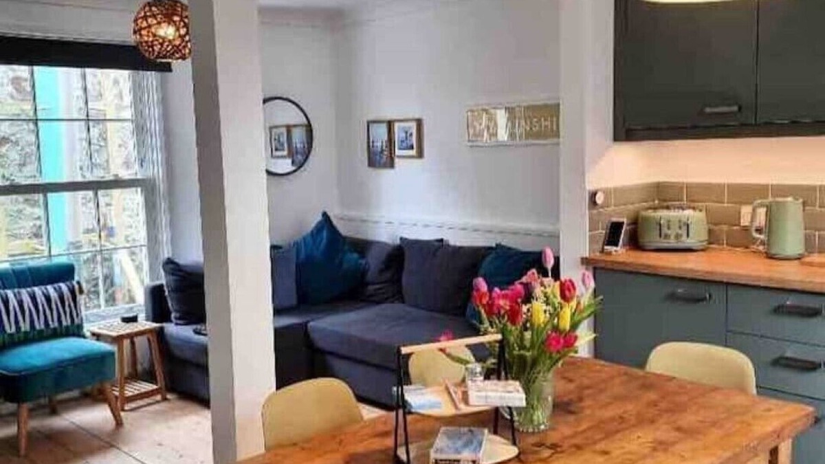 Teignmouth Cottage | Family (sleeps 7) & Pet Friendly Cottage in Teignmouth by the beach