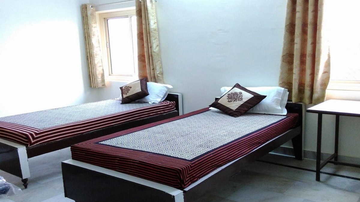 Durgapura House | Family Twin Room near Jawahar Circle Garden