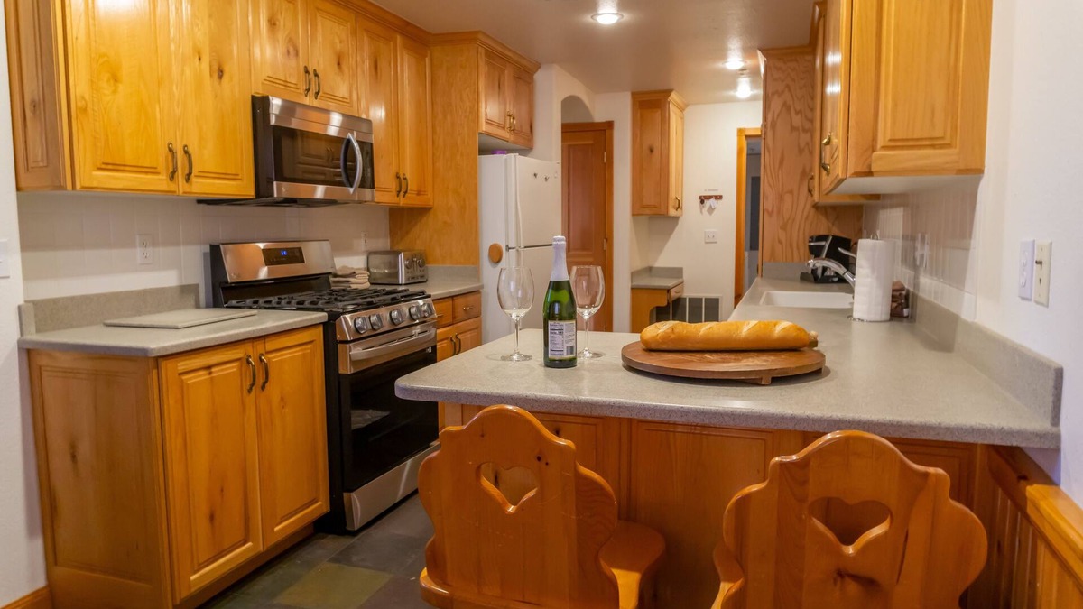 Midway House | Family Vacation~heated In/out Pool, Tubing & Ice Skating 719 3 Bedroom Townhouse by RedAwning