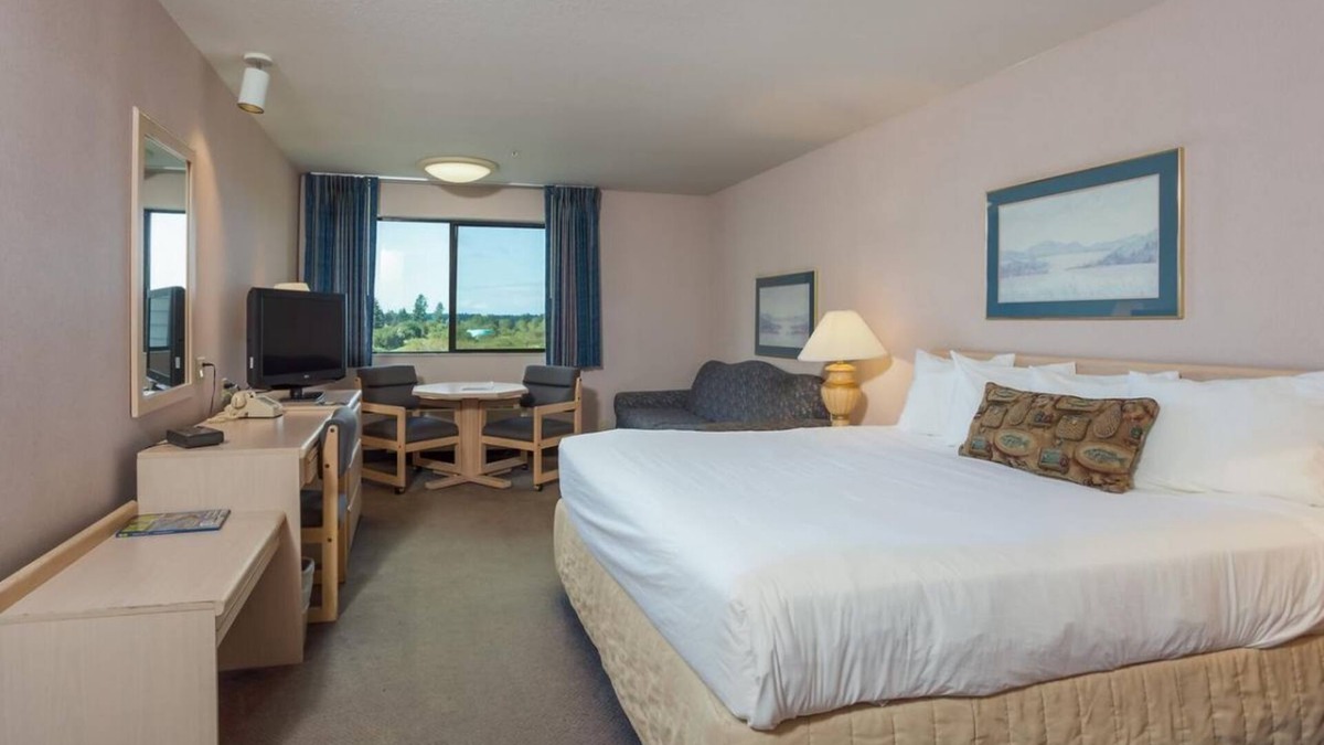 Warrenton Hotel | Family Vacay! Comfy Unit, Pool, Sauna and Gym